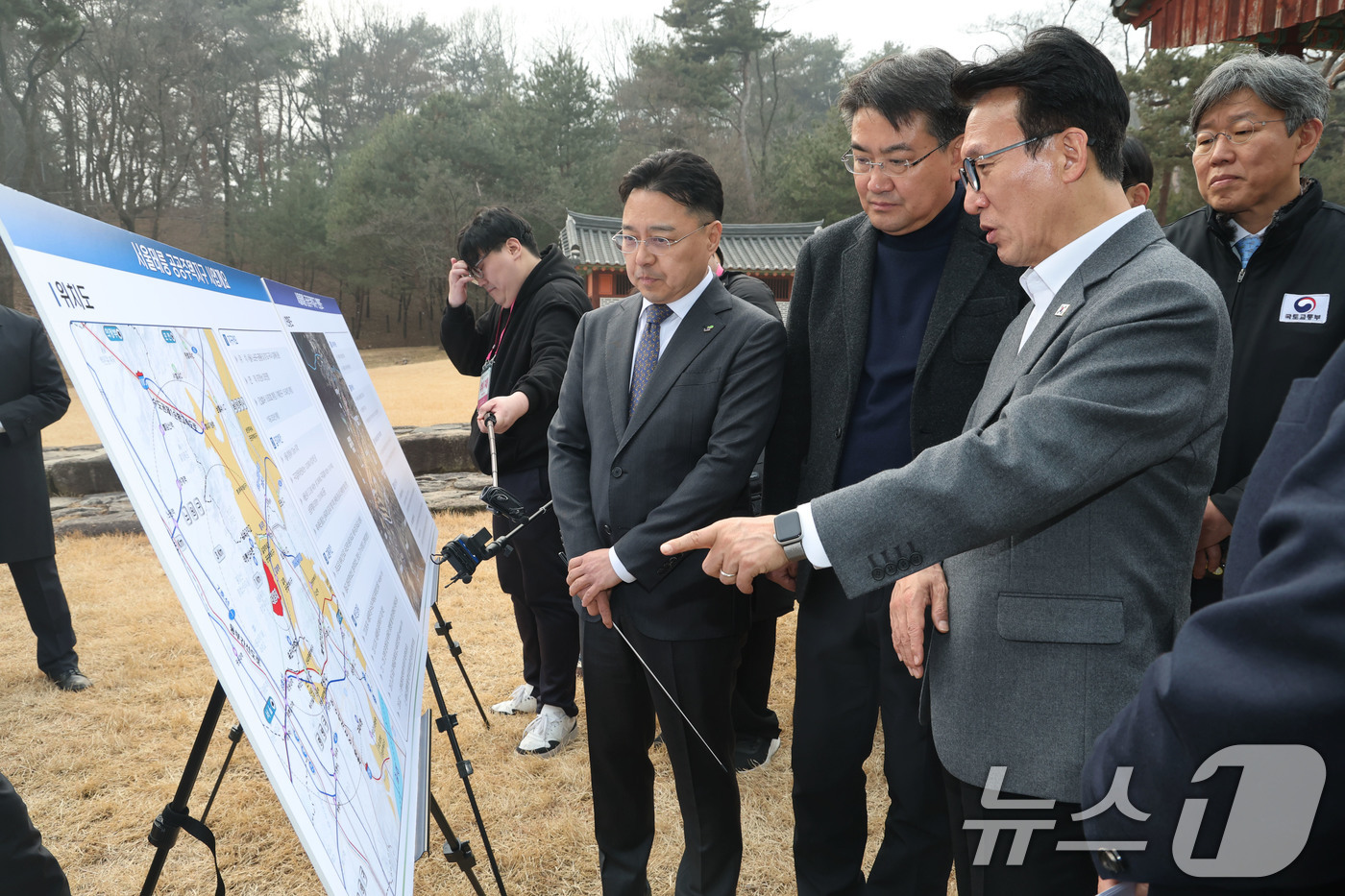 (서울=뉴스1) 이광호 기자 = 김민석 국무총리가 1·29 도심주택공급방안 현장점검을 위해 13일 오후 서울 노원구 강릉을 찾아 서울태릉 공공주택지구 사업개요에 대한 설명을 들으며 …