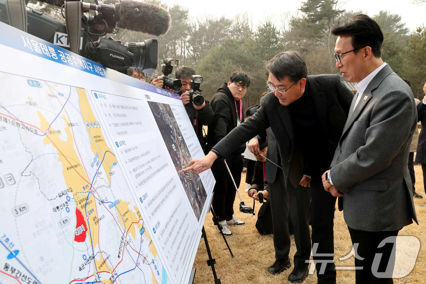 (서울=뉴스1) 이광호 기자 = 김민석 국무총리가 1·29 도심주택공급방안 현장점검을 위해 13일 오후 서울 노원구 강릉을 찾아 오승록 노원구청장으로부터 서울태릉 공공주택지구 현황 …