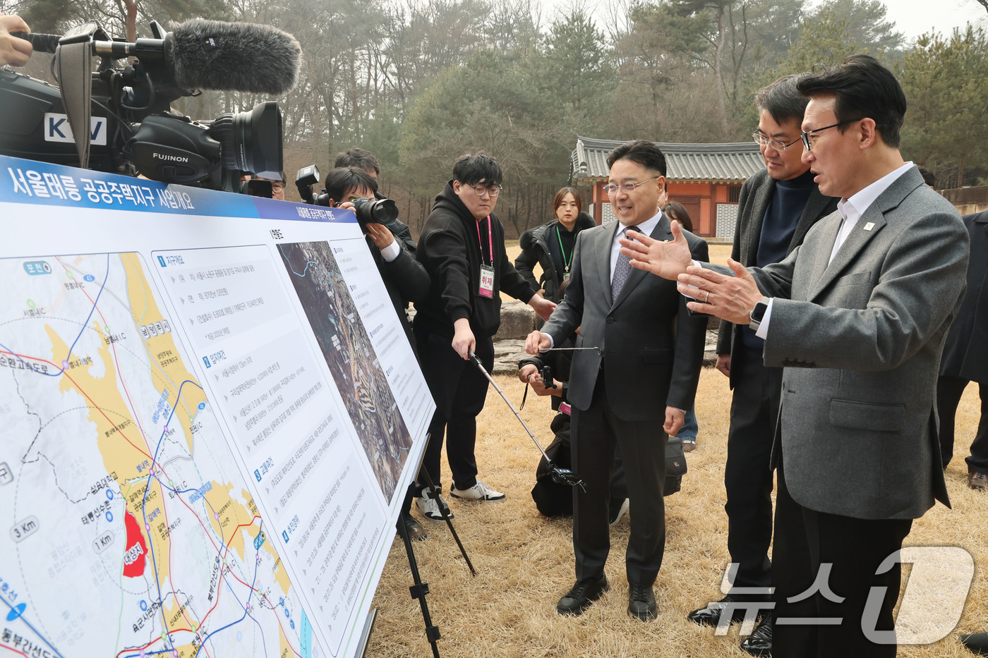 (서울=뉴스1) 이광호 기자 = 김민석 국무총리가 1·29 도심주택공급방안 현장점검을 위해 13일 오후 서울 노원구 강릉을 찾아 박동선 LH국토도시본부장으로부터 서울태릉 공공주택지 …