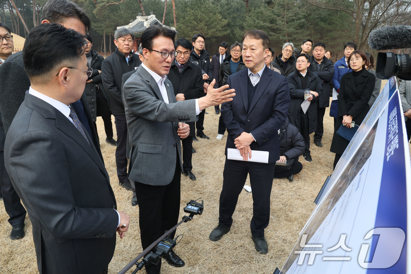(서울=뉴스1) 이광호 기자 = 김민석 국무총리가 1·29 도심주택공급방안 현장점검을 위해 13일 오후 서울 노원구 강릉을 찾아 서울태릉 공공주택지구 사업개요에 대해 관계자들과 대 …