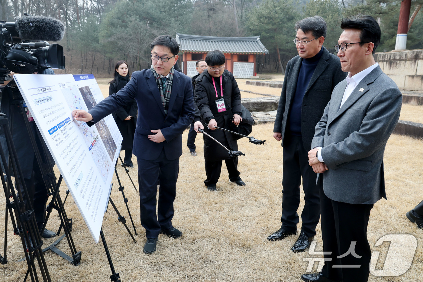 (서울=뉴스1) 이광호 기자 = 김민석 국무총리가 1·29 도심주택공급방안 현장점검을 위해 13일 오후 서울 노원구 강릉을 찾아 이재평 국토교통부 주택공급정책관으로부터 1·29 주 …