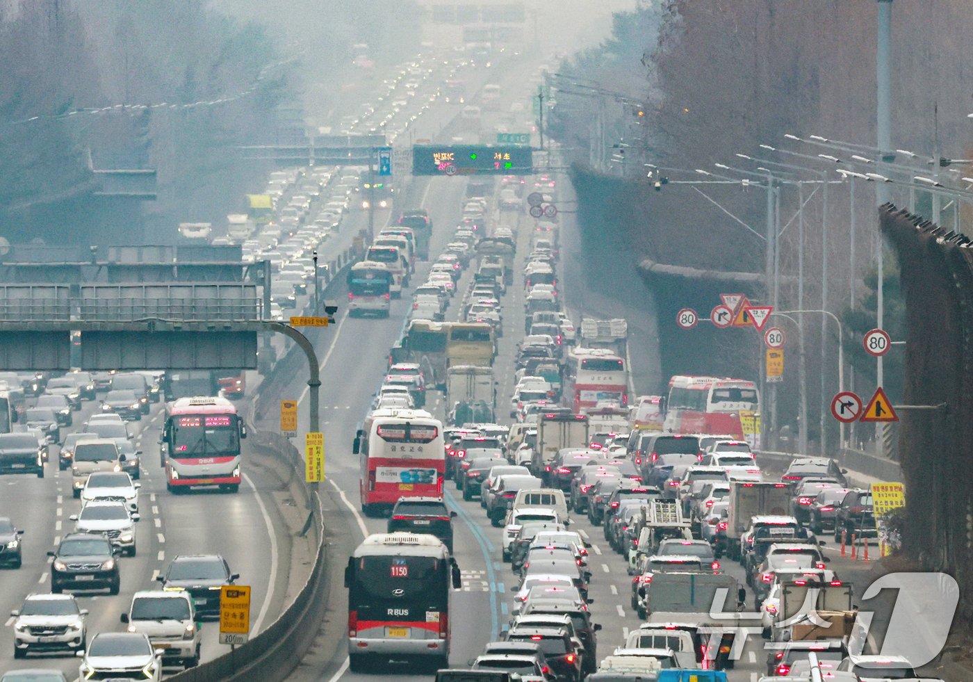 (서울=뉴스1) 이호윤 기자 = 설 연휴를 하루 앞둔 13일 서울 서초구 잠원IC 인근 경부고속도로 하행선이 정체를 빚고 있다. 한국도로공사에 따르면 이날 전국에서 554만 대가 …