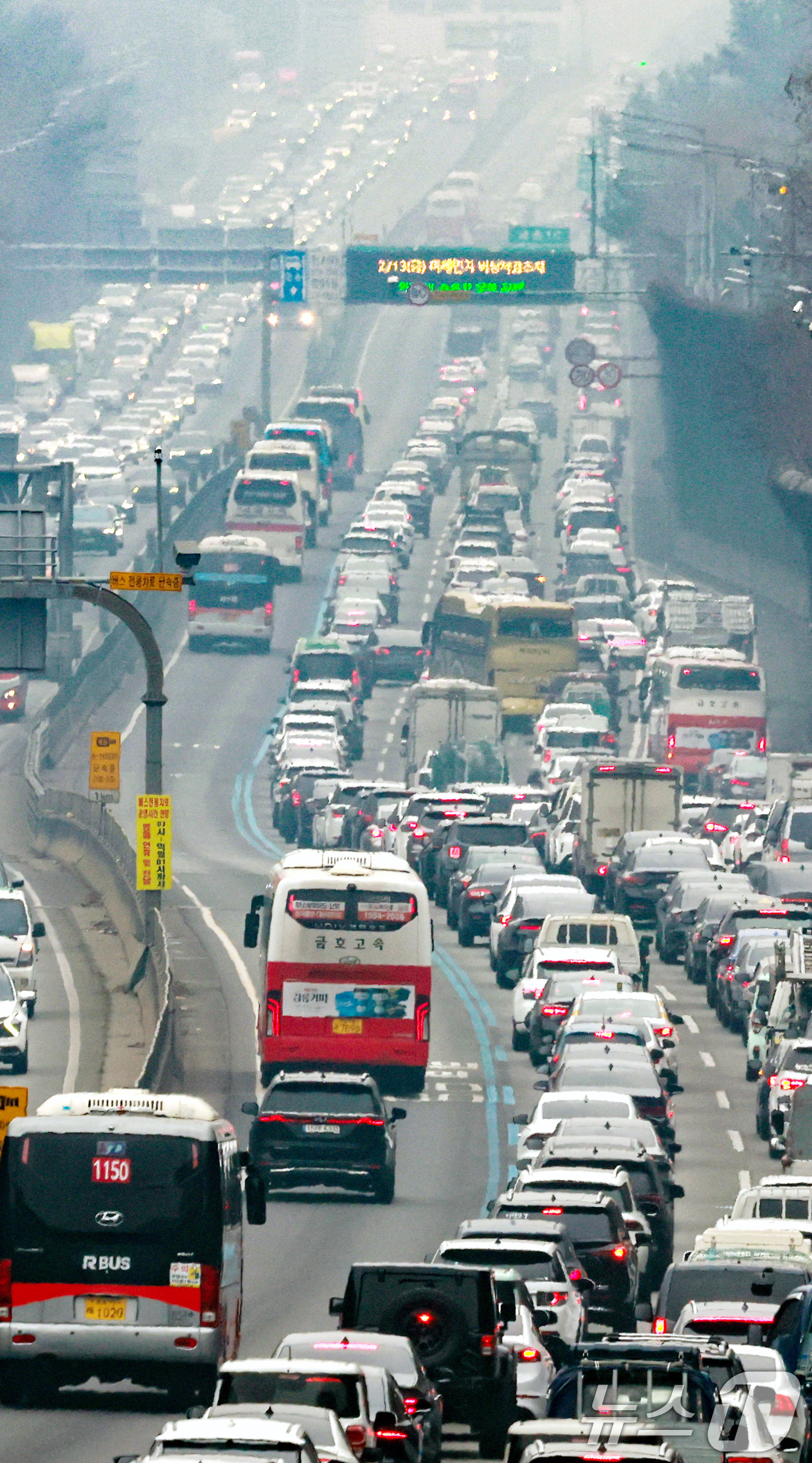 (서울=뉴스1) 이호윤 기자 = 설 연휴를 하루 앞둔 13일 서울 서초구 잠원IC 인근 경부고속도로 하행선이 정체를 빚고 있다. 한국도로공사에 따르면 이날 전국에서 554만 대가 …
