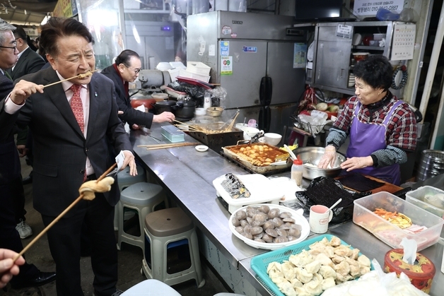 김영환 지사, 충주 전통시장 찾아 시민과 소통