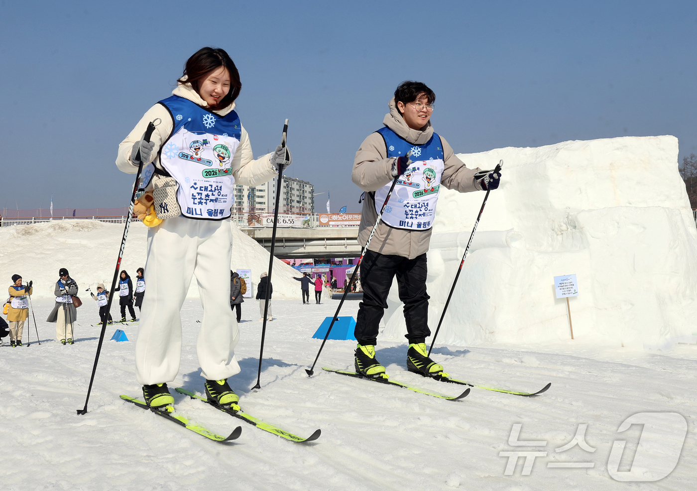 (서울=뉴스1) = 13일 강원 평창군 대관령면 횡계리 송천 일대 축제장에서 제34회 평창 대관령 눈꽃축제를 찾은 방문객들이 노르딕스키 체험을 즐기고 있다. (평창관광문화재단 제공 …