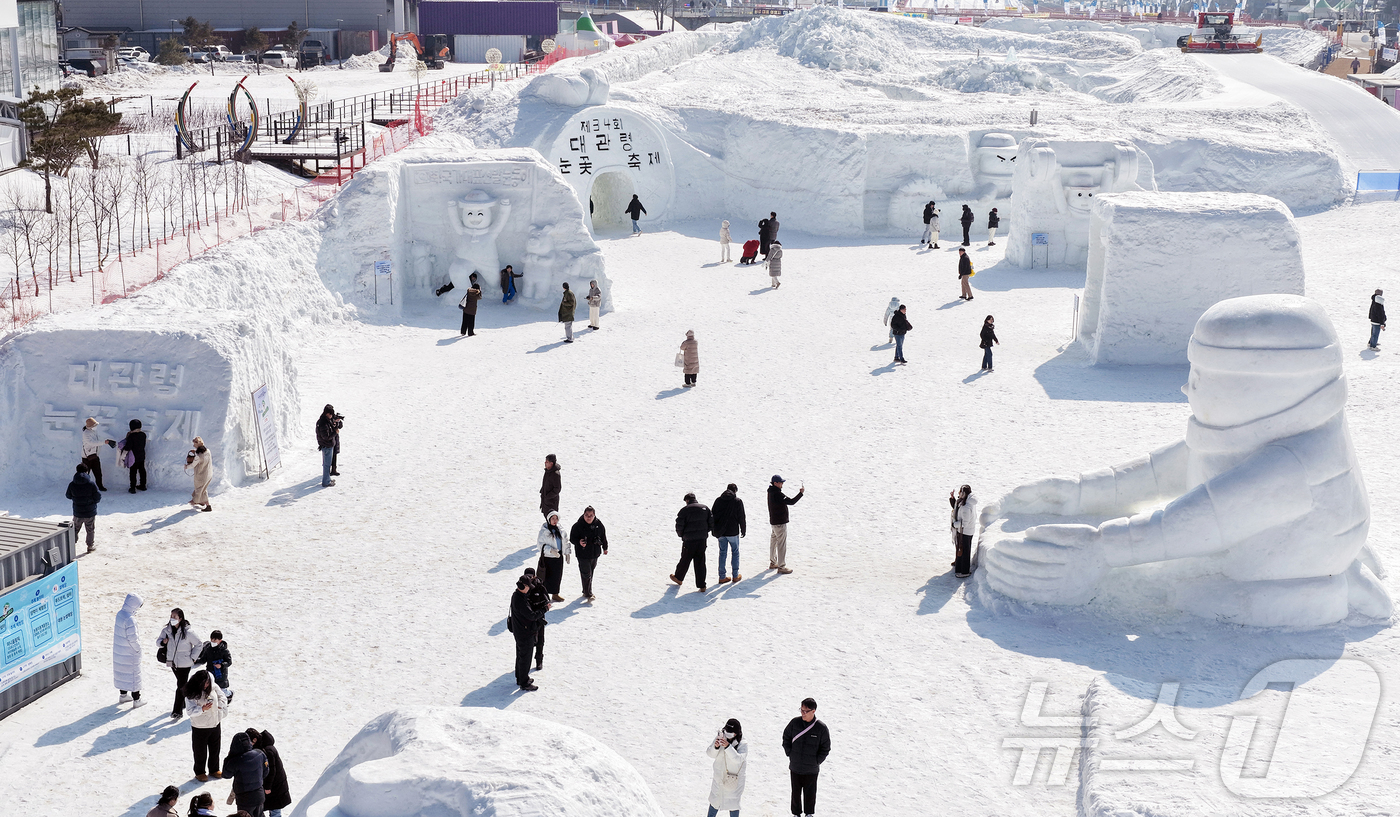 (서울=뉴스1) = 13일 강원 평창군 대관령면 횡계리 송천 일대 축제장에서 제34회 평창 대관령눈꽃축제를 찾은 방문객들이 축제를 즐기고 있다. (평창관광문화재단 제공. 재판매 및 …