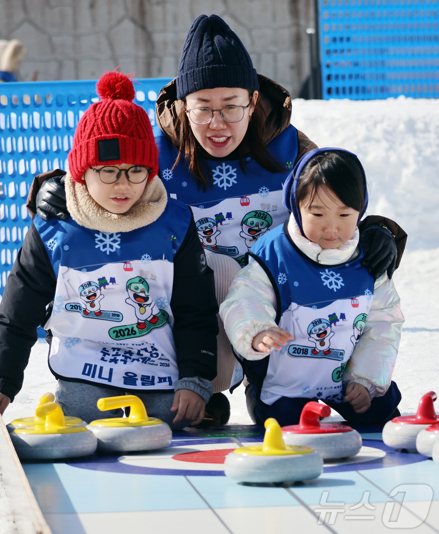 (서울=뉴스1) = 13일 강원 평창군 대관령면 횡계리 송천 일대 축제장에서 제34회 평창 대관령 눈꽃축제를 찾은 어린이들이 컬링체험을 즐기고 있다. (평창관광문화재단 제공. 재판 …