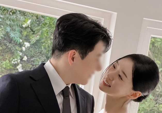 김유지, 5월 결혼 발표…'13세 연상' 정준과 결별 3년 만