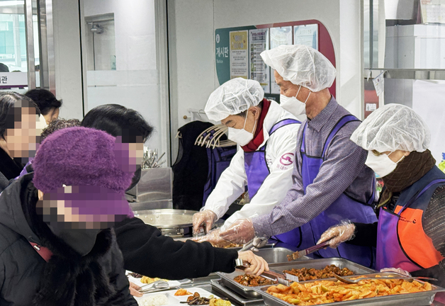 "소외 이웃 없도록"…이필형 동대문구청장, 설맞이 복지관 현장 봉사