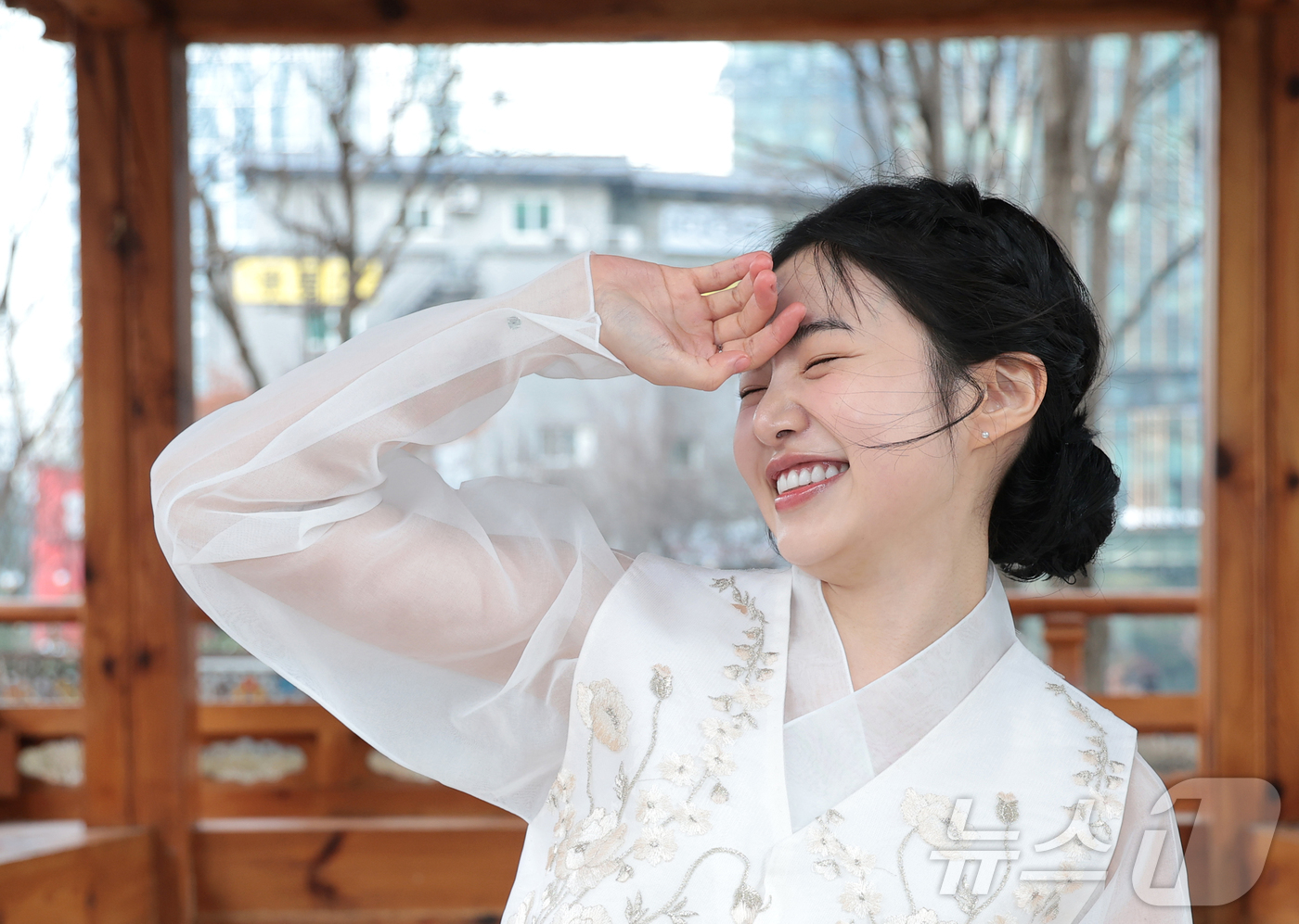 (서울=뉴스1) 권현진 기자 = 배우 최지수가 서울 종로구 뉴스1 인근에서 열린 인터뷰에 앞서 한복을 곱게 차려입고 새해 인사를 전하고 있다.최지수는 현재 방영 중인 tvN 토일드 …