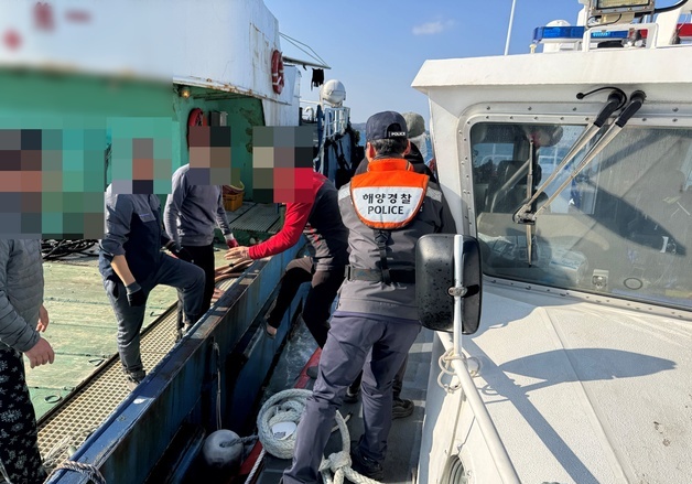 제주 서귀포 해상서 항해 중 다친 60대 선원 이송