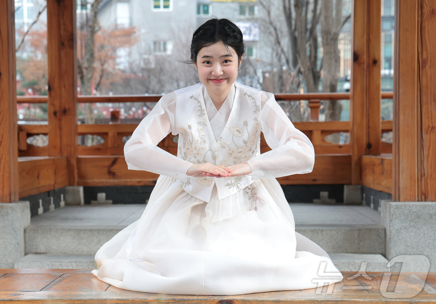 (서울=뉴스1) 권현진 기자 = 배우 최지수가 서울 종로구 뉴스1 인근에서 열린 인터뷰에 앞서 한복을 곱게 차려입고 새해 인사를 전하고 있다.최지수는 현재 방영 중인 tvN 토일드 …