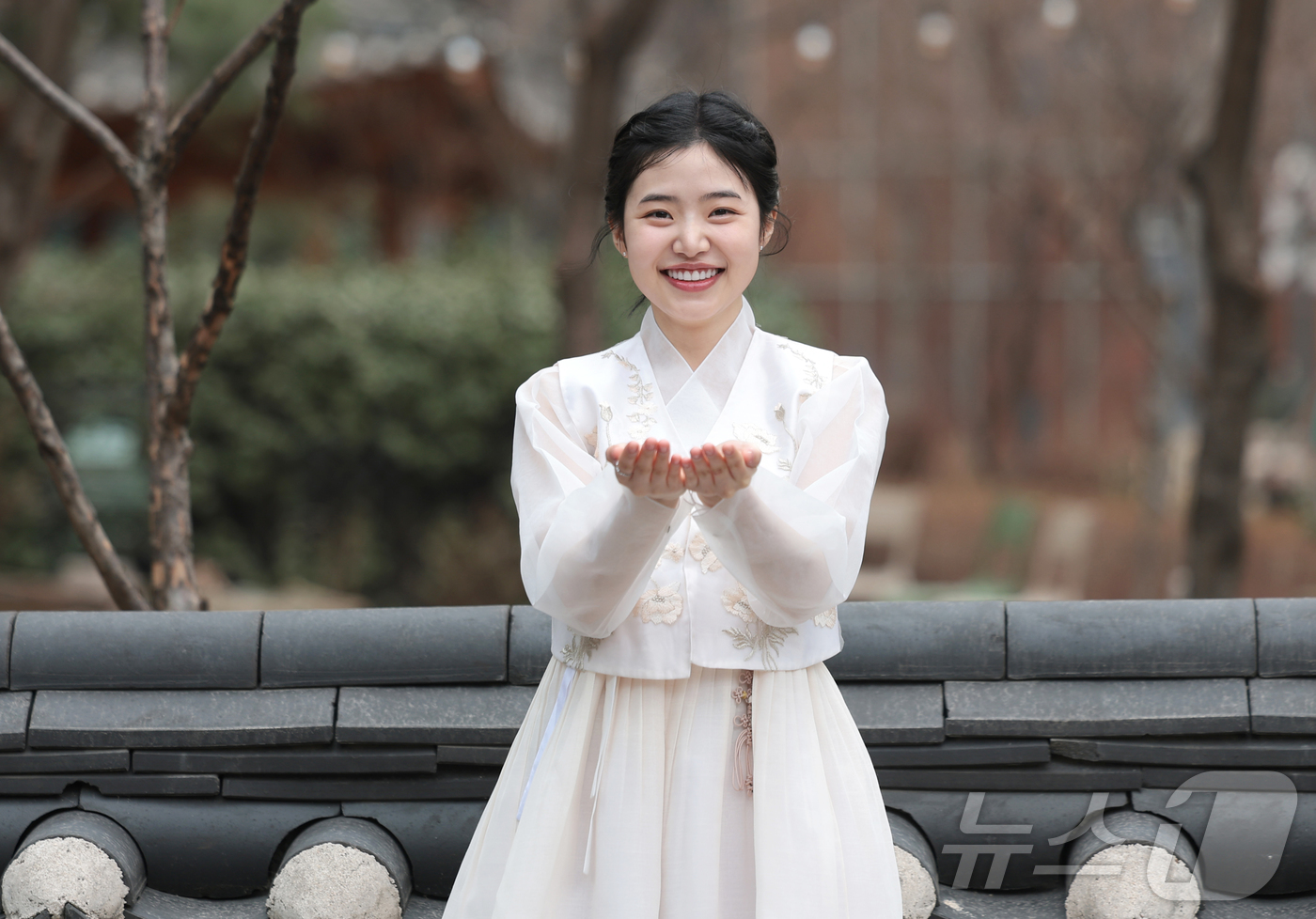 (서울=뉴스1) 권현진 기자 = 배우 최지수가 서울 종로구 뉴스1 인근에서 열린 인터뷰에 앞서 한복을 곱게 차려입고 새해 인사를 전하고 있다.최지수는 현재 방영 중인 tvN 토일드 …