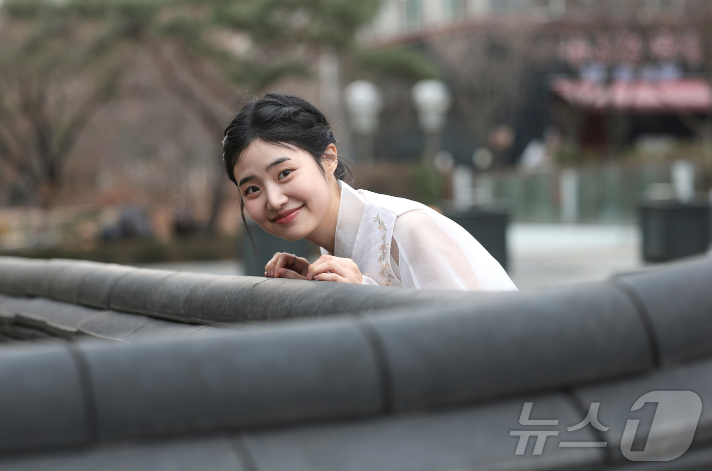 (서울=뉴스1) 권현진 기자 = 배우 최지수가 서울 종로구 뉴스1 인근에서 열린 인터뷰에 앞서 한복을 곱게 차려입고 새해 인사를 전하고 있다.최지수는 현재 방영 중인 tvN 토일드 …