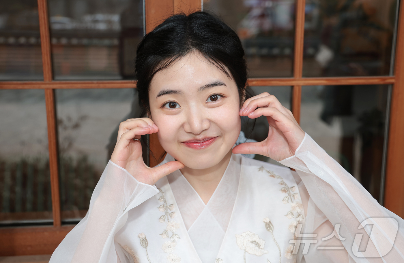 (서울=뉴스1) 권현진 기자 = 배우 최지수가 서울 종로구 뉴스1 인근에서 열린 인터뷰에 앞서 한복을 곱게 차려입고 새해 인사를 전하고 있다.최지수는 현재 방영 중인 tvN 토일드 …