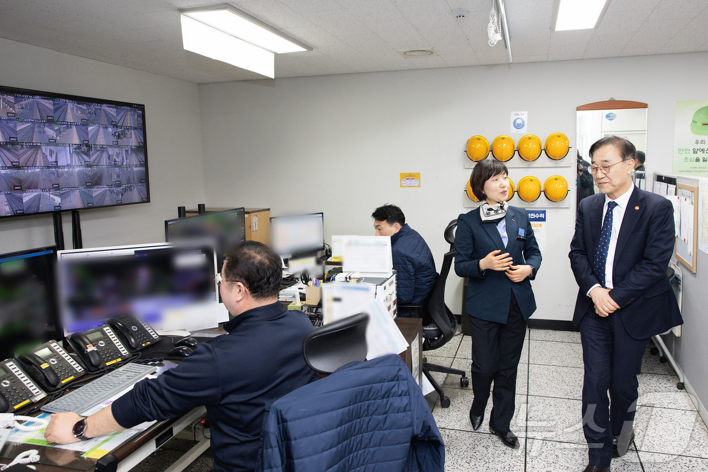 (서울=뉴스1) = 김윤덕 국토교통부 장관이 설 연휴를 하루 앞둔 13일 대전역을 방문해 설 특별교통대책을 점검하고 있다. (국토교통부 제공. 재판매 및 DB 금지) 2026.2. …
