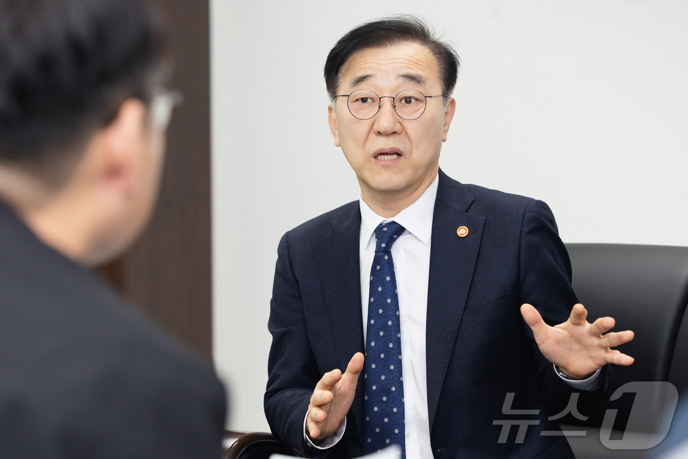 (서울=뉴스1) = 김윤덕 국토교통부 장관이 설 연휴를 하루 앞둔 13일 대전역을 방문해 설 특별교통대책을 점검하고 있다. (국토교통부 제공. 재판매 및 DB 금지)  2026.2 …