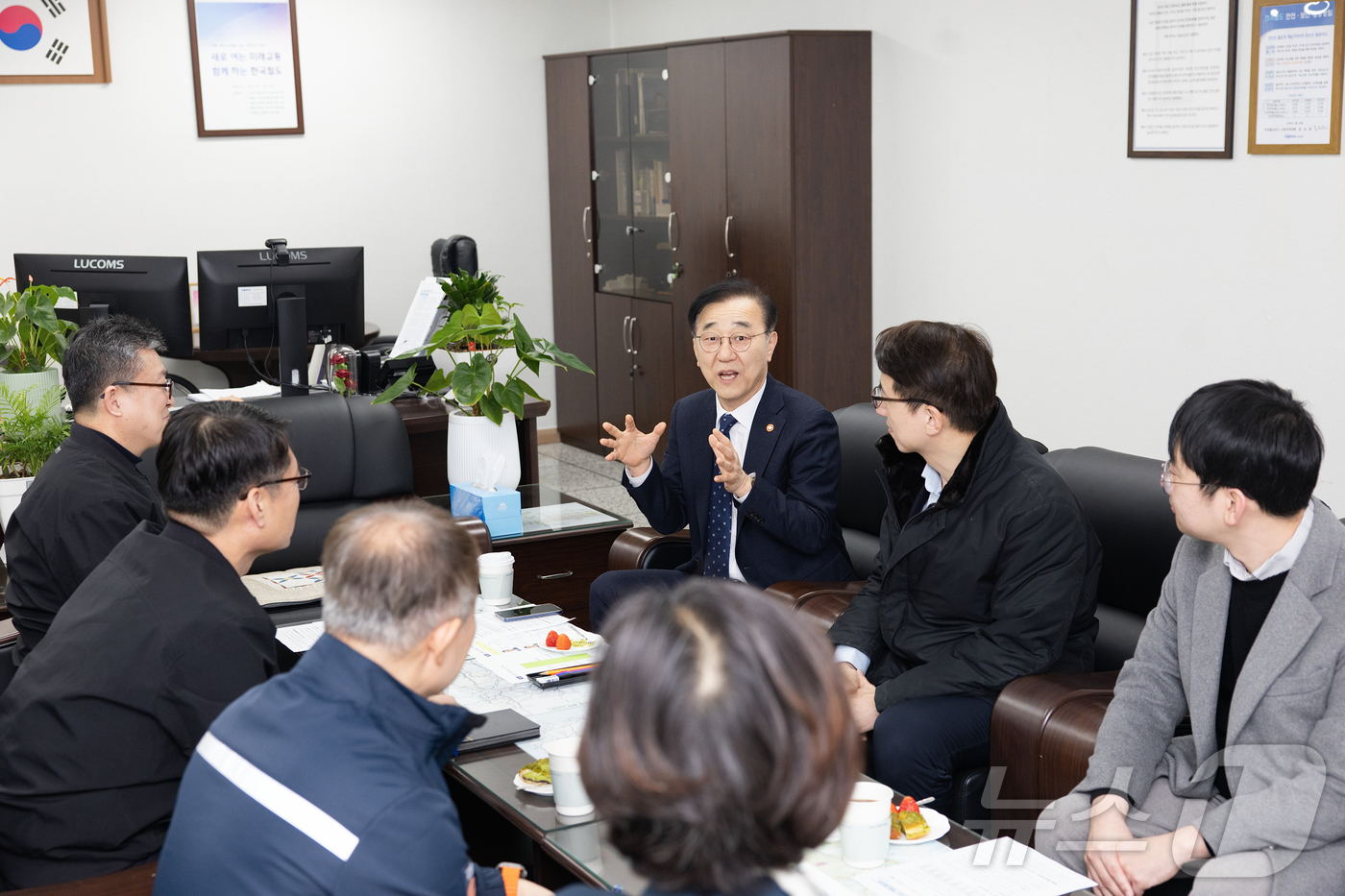 (서울=뉴스1) = 김윤덕 국토교통부 장관이 설 연휴를 하루 앞둔 13일 대전역을 방문해 설 특별교통대책을 점검하고 있다. (국토교통부 제공. 재판매 및 DB 금지) 2026.2. …