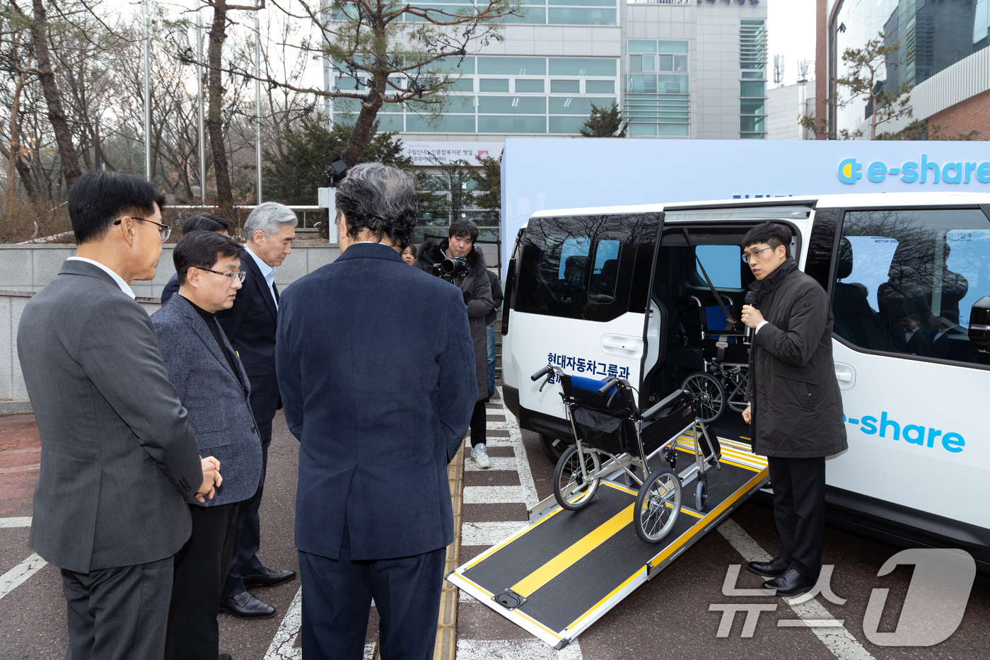 (서울=뉴스1) = 김성환 기후에너지환경부장관이 13일 서울 중랑구 소재 신내노인종합복지관에서 사회복지시설에 전기차와 충전시설을 지원하는 ‘이쉐어(E-share) 친환경 EV패키지 …