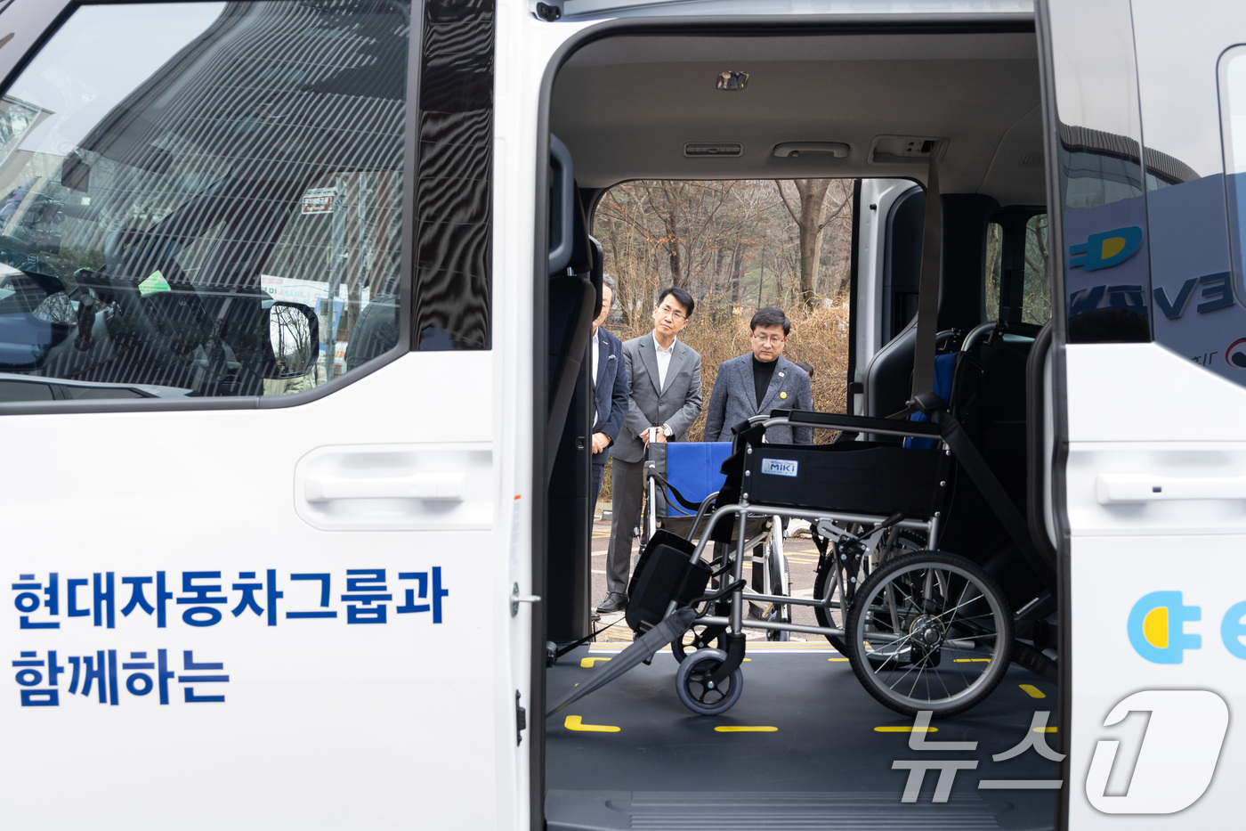 (서울=뉴스1) = 김성환 기후에너지환경부장관이 13일 서울 중랑구 소재 신내노인종합복지관에서 사회복지시설에 전기차와 충전시설을 지원하는 ‘이쉐어(E-share) 친환경 EV패키지 …