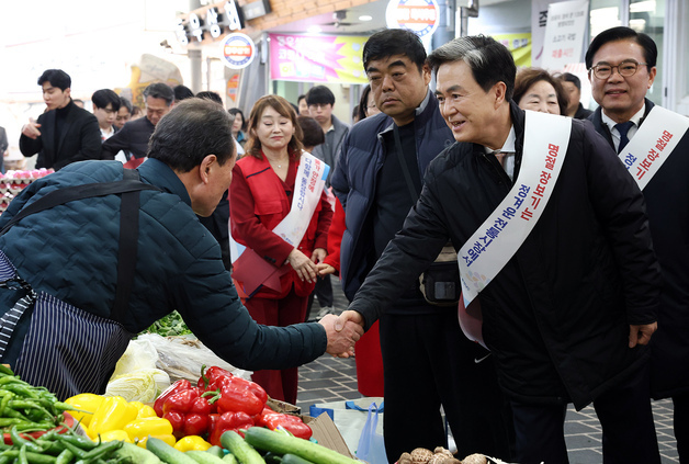김태흠 지사, 천안 중앙시장 찾아 상인들과 소통