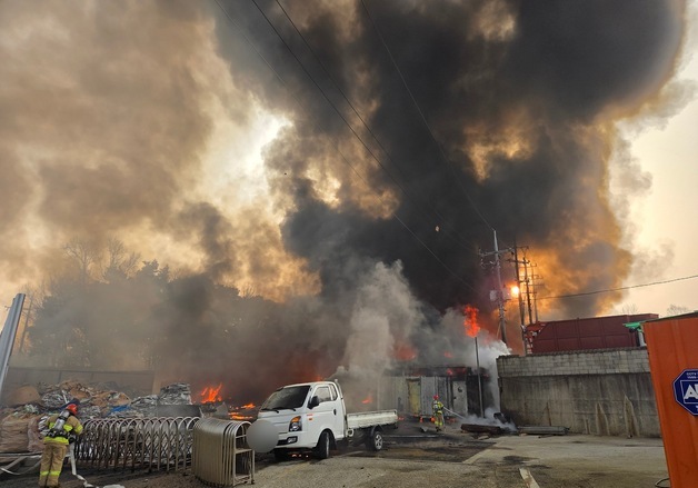 아산 철강공장서 큰불 진화 중…1명 사망, 1개동 전소