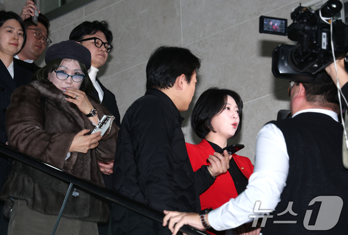 (서울=뉴스1) 신웅수 기자 = 한동훈 전 국민의힘 대표와 배현진 의원이 13일 서울 여의도 국회 소통관에서 기자회견을 마친 후 회견장을 나서고 있다. 2026.2.13/뉴스1