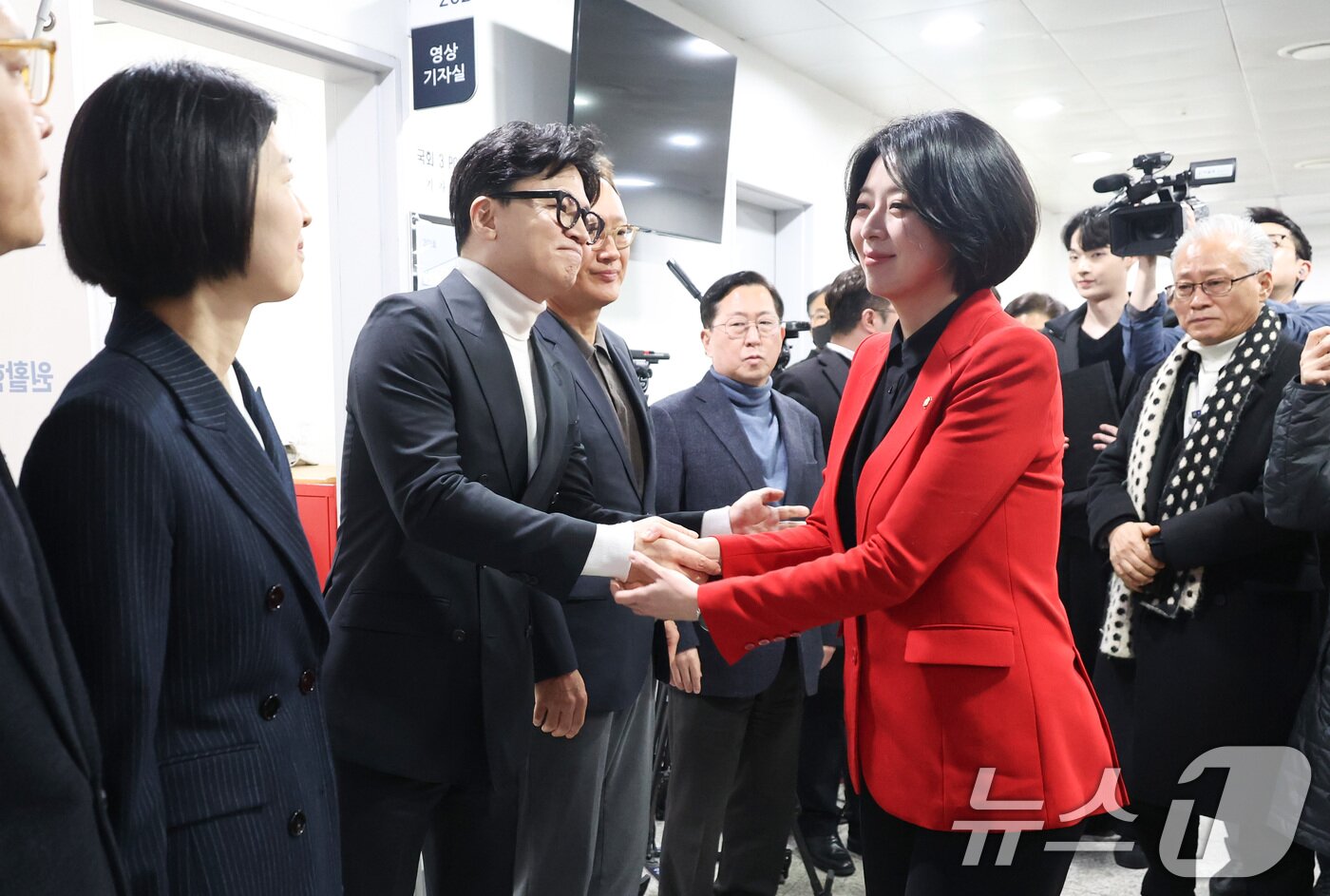 본문 이미지 - 한동훈 전 국민의힘 대표와 배현진 국민의힘 의원과 13일 서울 여의도 국회 소통관에서 기자회견을 하기 전 인사하고 있다. 2026.2.13 ⓒ 뉴스1 신웅수 기자