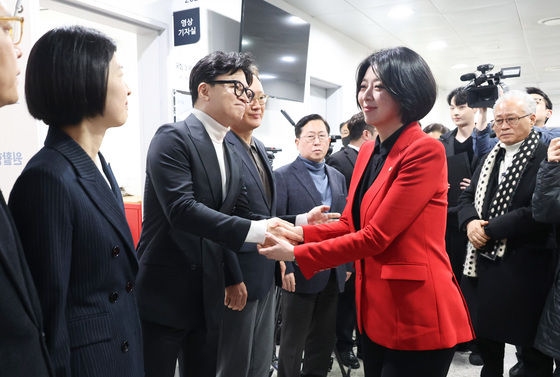 인사하는 한동훈·배현진