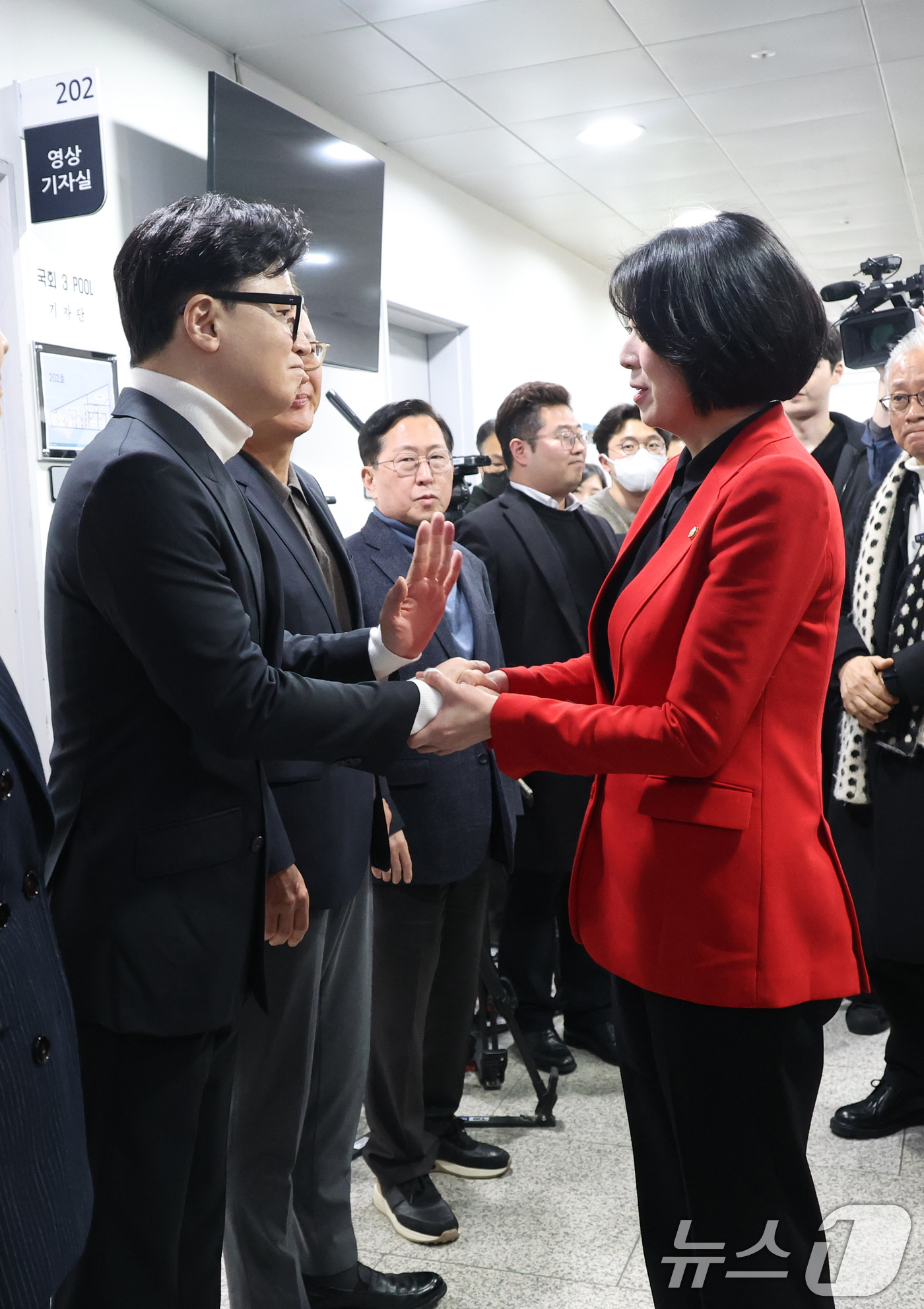 (서울=뉴스1) 신웅수 기자 = 한동훈 전 국민의힘 대표와 배현진 국민의힘 의원과 13일 서울 여의도 국회 소통관에서 기자회견을 하기 전 인사하고 있다. 2026.2.13/뉴스1