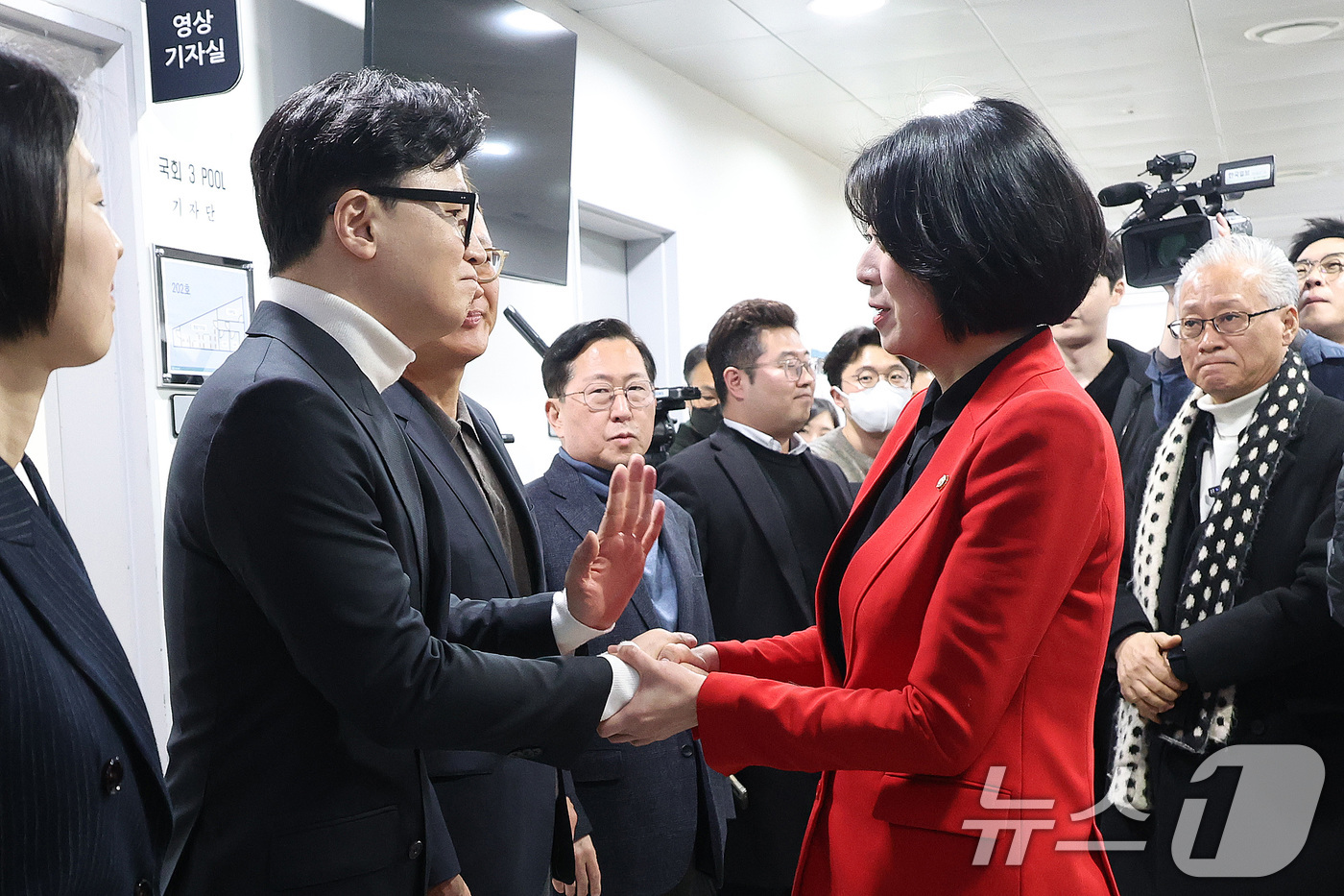 (서울=뉴스1) 신웅수 기자 = 한동훈 전 국민의힘 대표와 배현진 국민의힘 의원과 13일 서울 여의도 국회 소통관에서 기자회견을 하기 전 인사하고 있다. 2026.2.13/뉴스1