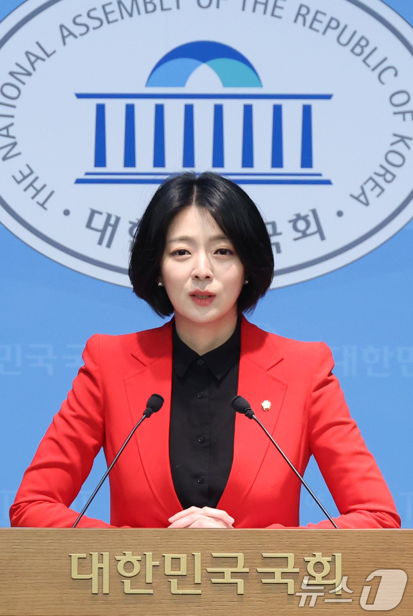 본문 이미지 - 배현진 국민의힘 의원이 13일 서울 여의도 국회 소통관에서 당원권 정지 1년 징계 관련 기자회견을 하고 있다. 2026.2.13 ⓒ 뉴스1 신웅수 기자