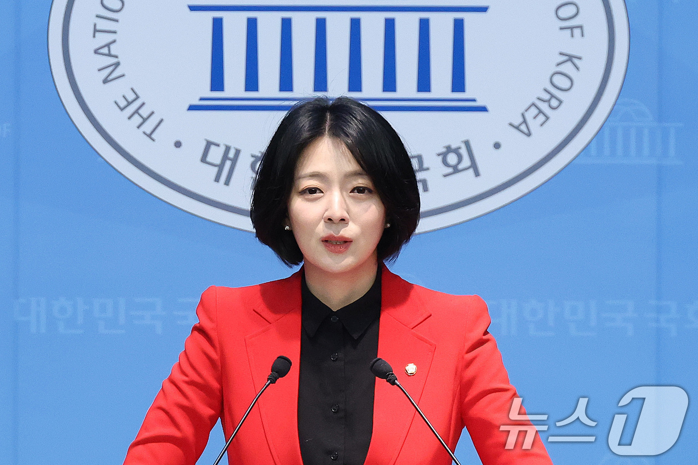 (서울=뉴스1) 신웅수 기자 = 배현진 국민의힘 의원이 13일 서울 여의도 국회 소통관에서 당원권 정지 1년 징계 관련 기자회견을 하고 있다. 2026.2.13/뉴스1