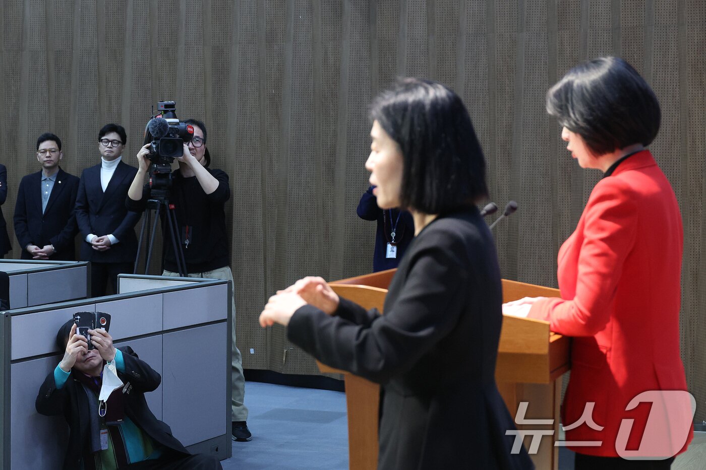 본문 이미지 - 배현진 국민의힘 의원이 13일 서울 여의도 국회 소통관에서 당원권 정지 1년 징계 관련 기자회견을 하는 가운데 한동훈 전 국민의힘 대표가 이를 바라보고 있다. 2026.2.13 ⓒ 뉴스1 신웅수 기자