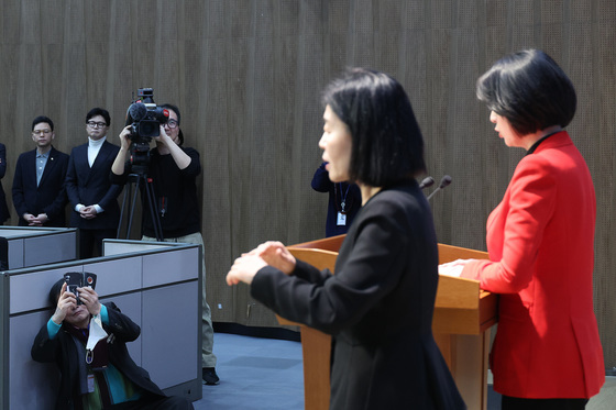 배현진 기자회견 바라보는 한동훈