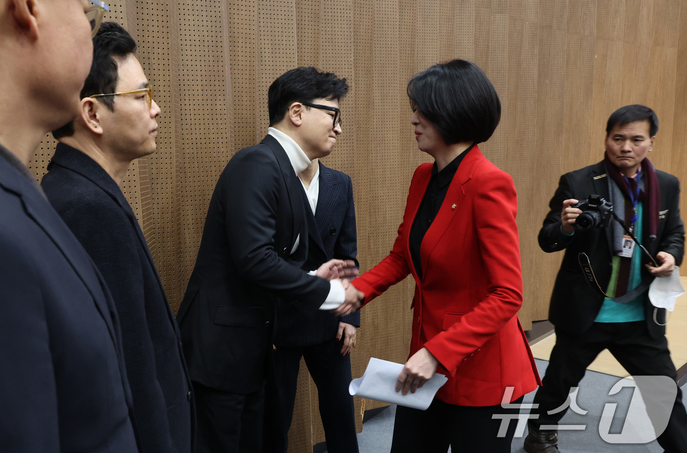 (서울=뉴스1) 신웅수 기자 = 배현진 국민의힘 의원이 13일 서울 여의도 국회 소통관에서 당원권 정지 1년 징계 관련 기자회견을 마친 후 한동훈 전 대표와 인사하고 있다. 202 …