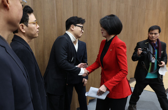 악수하는 한동훈·배현진