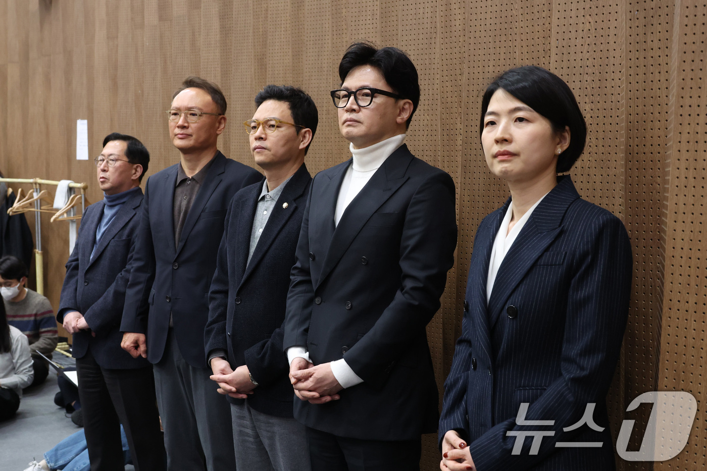 (서울=뉴스1) 신웅수 기자 = 한동훈 전 국민의힘 대표가 13일 서울 여의도 국회 소통관에서 배현진 의원의 당원권 정지 1년 징계 관련 기자회견을 바라보고 있다. 2026.2.1 …