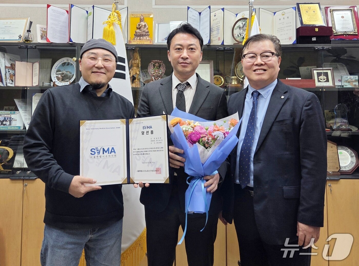 본문 이미지 - 황정연 서울시수의사회 회장이 13일 당선증을 전달받았다. 왼쪽부터 김재현 선관위원장, 황 당선인, 허주형 대한수의사회 회장 ⓒ 뉴스1 한송아 기자