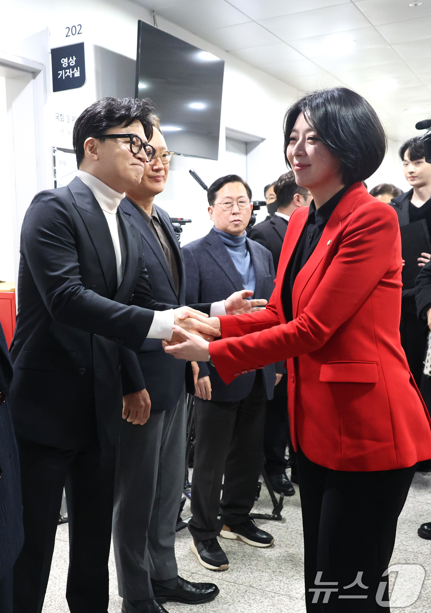 (서울=뉴스1) 신웅수 기자 = 배현진 국민의힘 의원이 13일 서울 여의도 국회 소통관에서 당원권 정지 1년 징계 관련 기자회견에 앞서 후 한동훈 전 대표와 인사하고 있다. 202 …