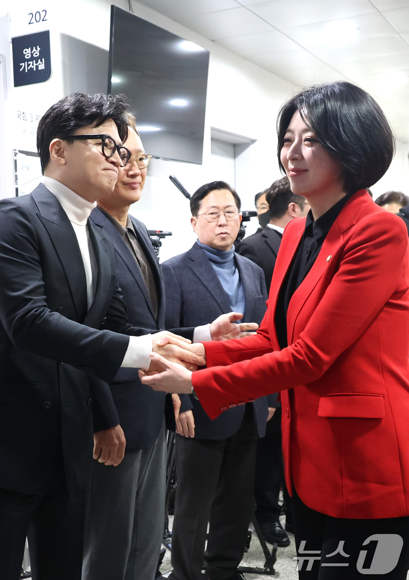 (서울=뉴스1) 신웅수 기자 = 배현진 국민의힘 의원이 13일 서울 여의도 국회 소통관에서 당원권 정지 1년 징계 관련 기자회견에 앞서 후 한동훈 전 대표와 인사하고 있다. 202 …