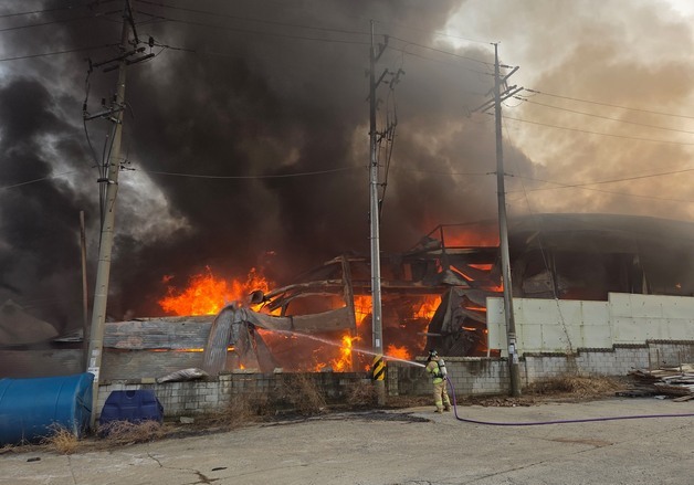 아산 철강업체서 불…60대 대표 사망·공장 1개동 전소(종합)