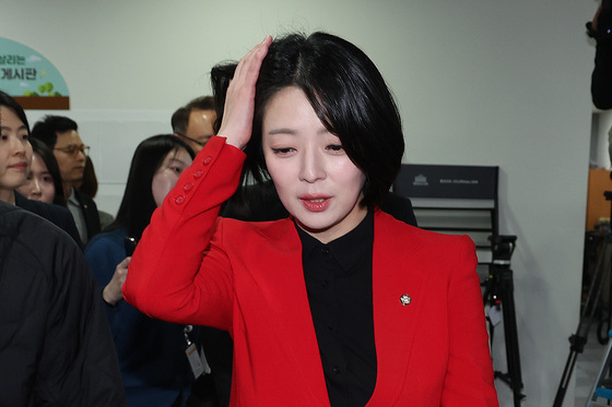 머리 쓸어넘기는 배현진