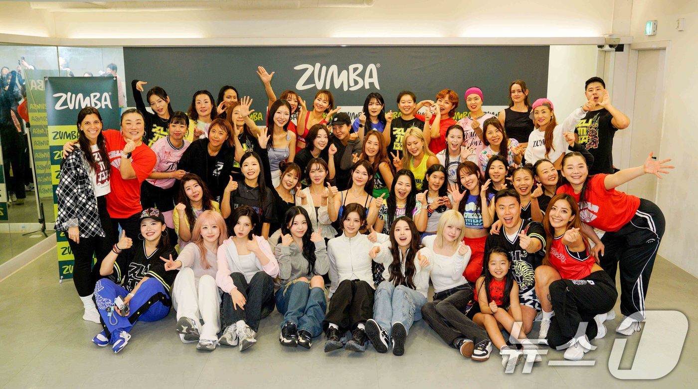 (서울=뉴스1) = 걸그룹 엔믹스(NMIXX)가 13일 서울 강남구 역삼동 ‘공간 920’에서 열린 피트니스 브랜드 줌바(Zumba)클래스에 참석해 팬들과 줌바 안무를 함께 즐긴 …