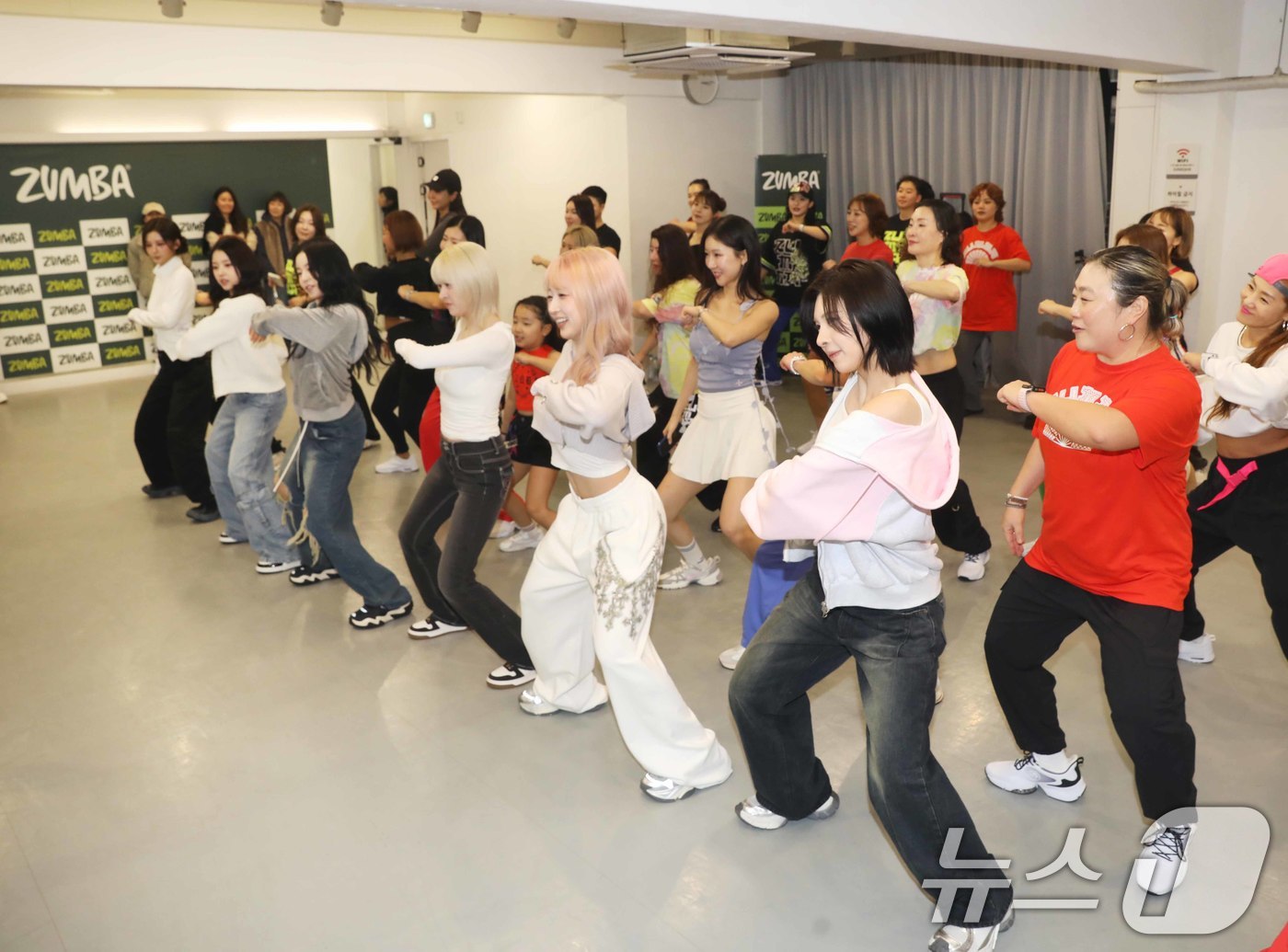 (서울=뉴스1) = 걸그룹 엔믹스(NMIXX)가 13일 서울 강남구 역삼동 ‘공간 920’에서 열린 피트니스 브랜드 줌바(Zumba)클래스에 참석해 팬들과 줌바 안무를 함께 즐기고 …