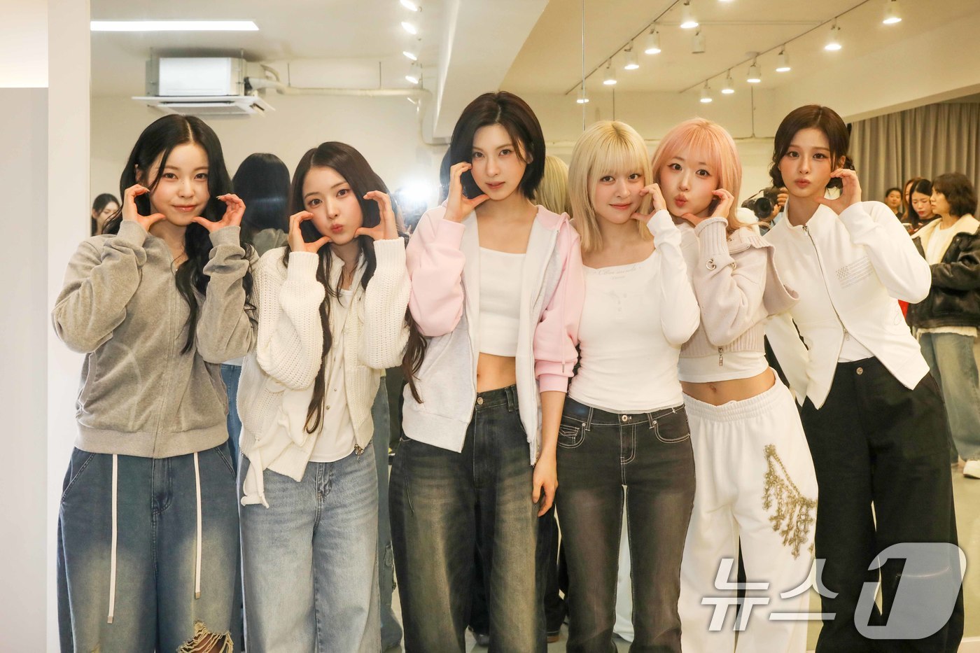 (서울=뉴스1) = 걸그룹 엔믹스(NMIXX)가 13일 서울 강남구 역삼동 ‘공간 920’에서 열린 피트니스 브랜드 줌바(Zumba)클래스에 참석해 인사하고 있다.줌바는 엔믹스와 …