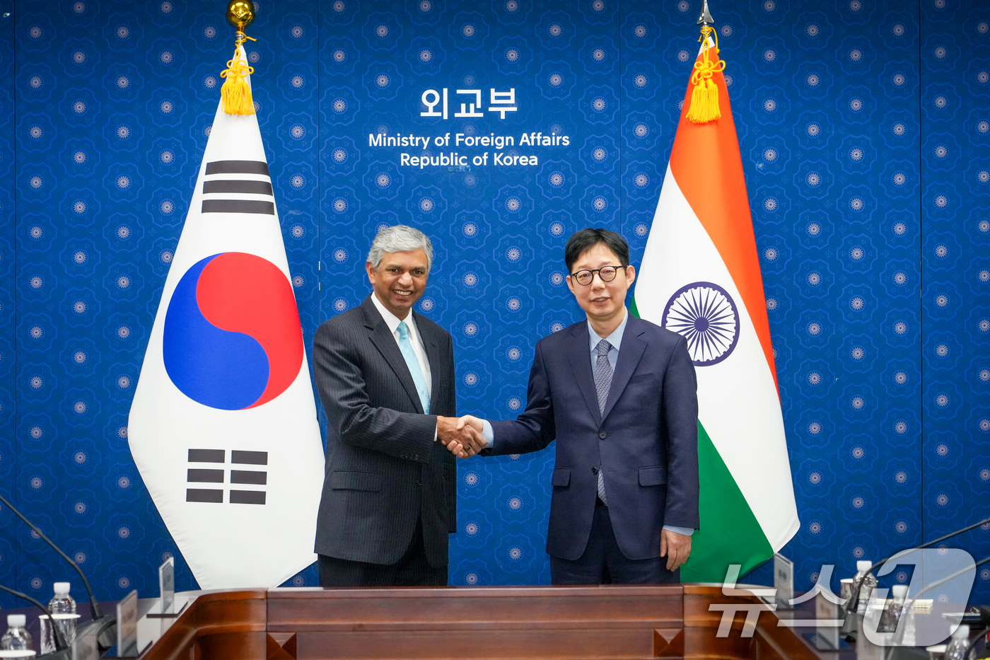 (서울=뉴스1) = 박윤주 외교부 제1차관이 13일 서울 종로구 외교부에서 페리아사미 쿠마란(Periasamy Kumaran) 인도 외교부 아태차관과 제6차 한-인도 외교정책안보대 …