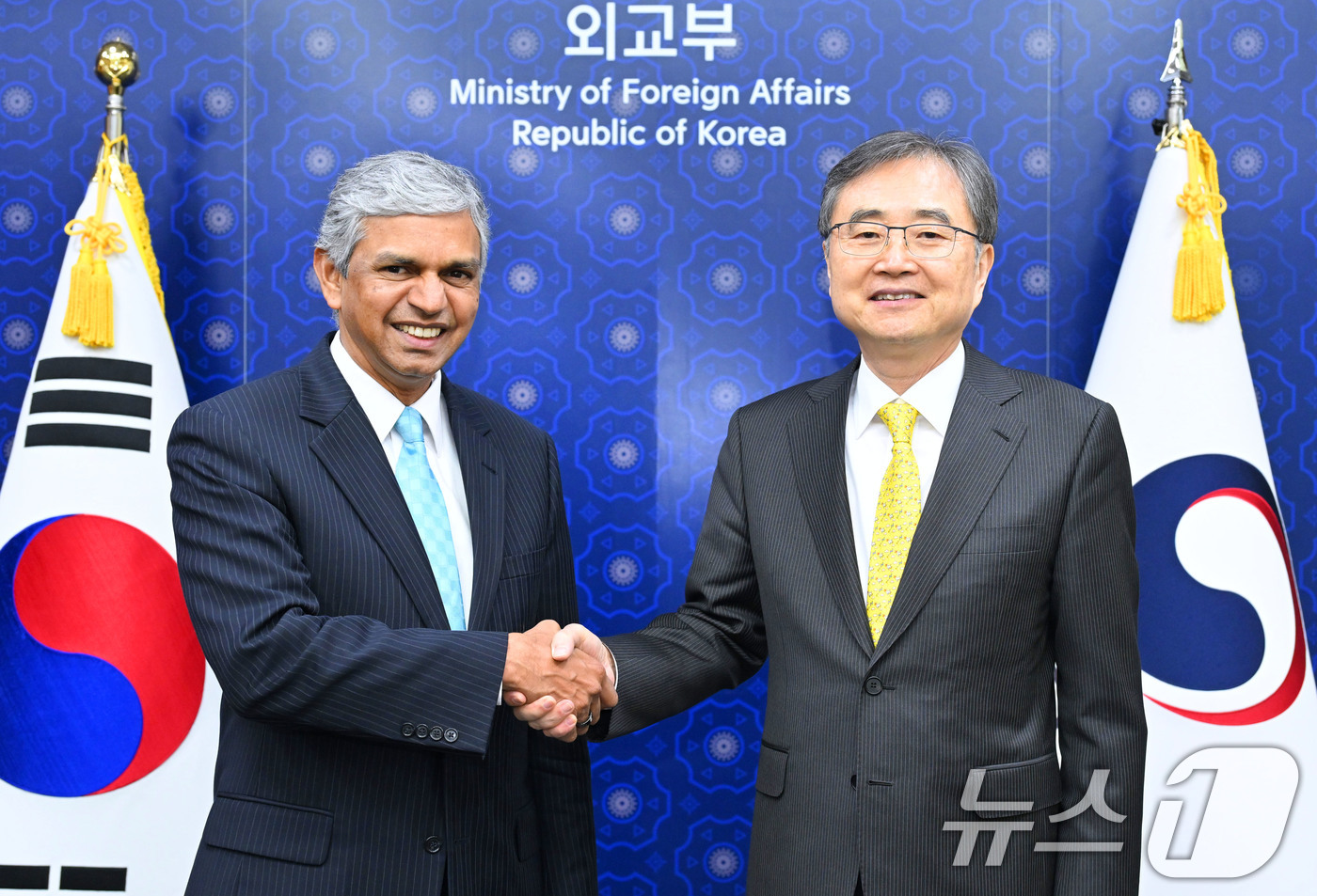 (서울=뉴스1) = 조현 외교부 장관이 13일 서울 종로구 외교부에서 페리아사미 쿠마란(Periasamy Kumaran) 인도 외교부 아태차관을 접견하고 있다. (외교부 제공. 재 …