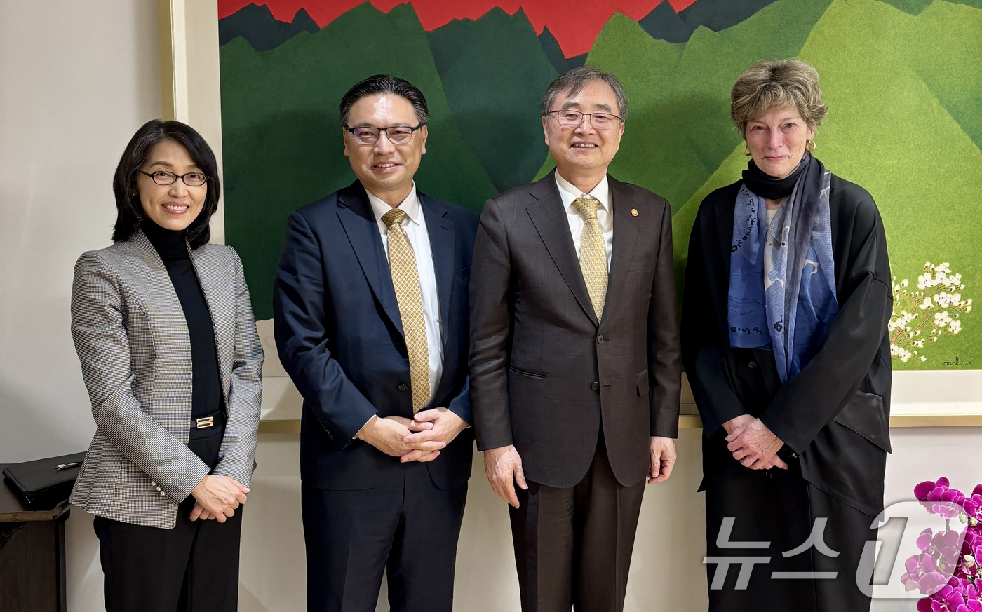 (서울=뉴스1) = 조현 외교부 장관이 지난 12일 방한 중인 캐슬린 스티븐스(Kathleen Stephens) 이사장 및 에이브러햄 김(Abraham Kim) 회장 등 코리아소사 …