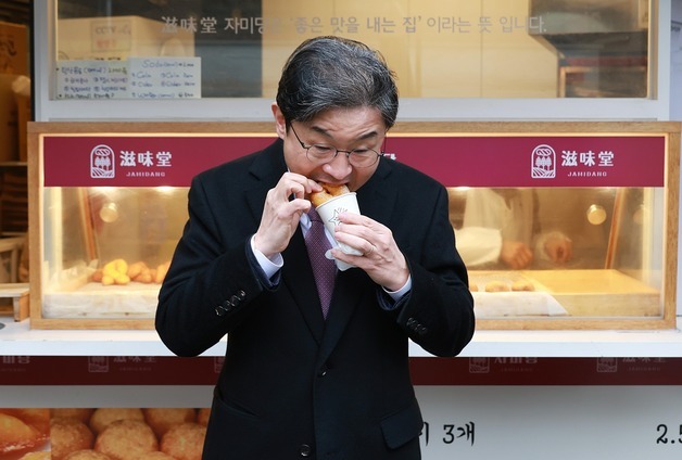 "꽈배기 빵 배불리"…설 명절 통인시장 찾은 금융위원장(종합)